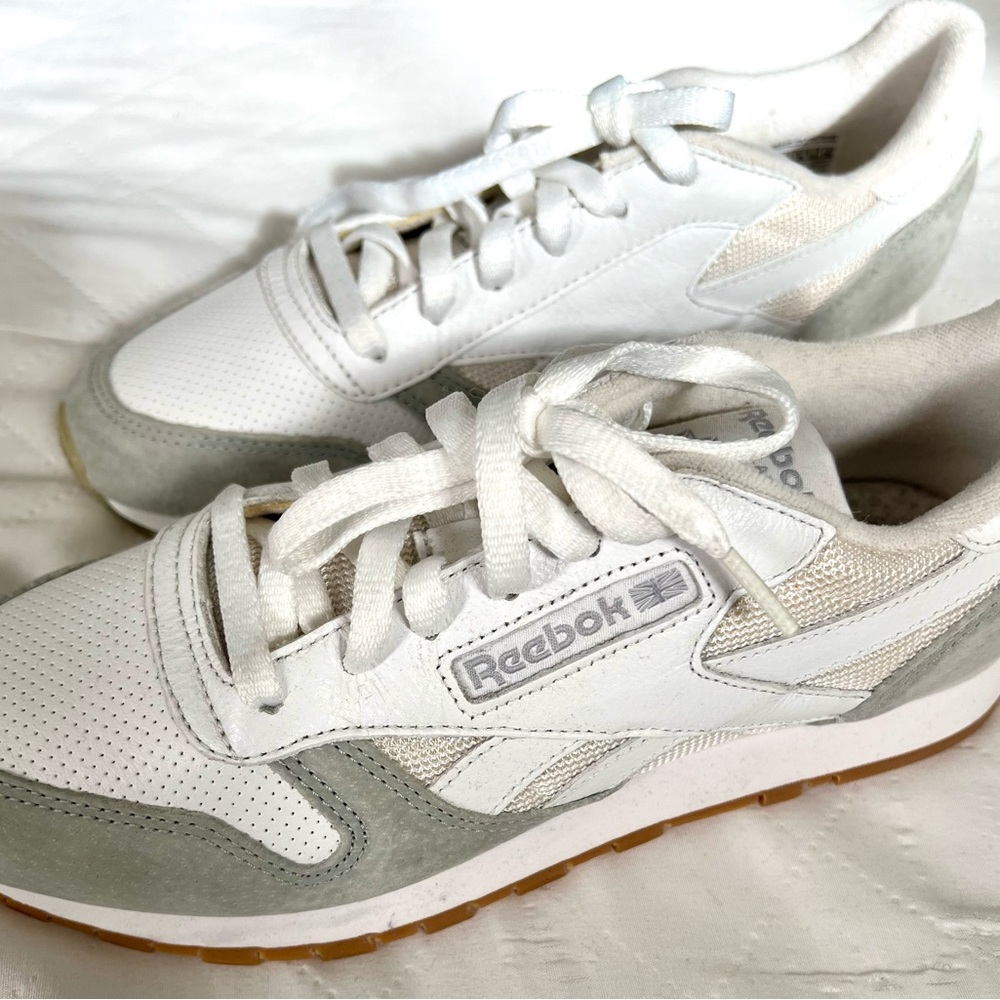 Reebok Women's classic sneaker (never worn)